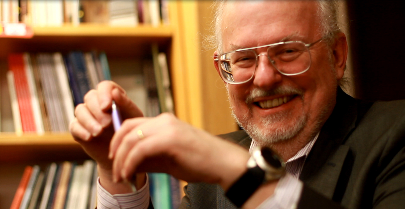 Грег бир биография. Твердая научная фантастика. Божественные реки книга. Бир грег "королева ангелов". Грег бир.